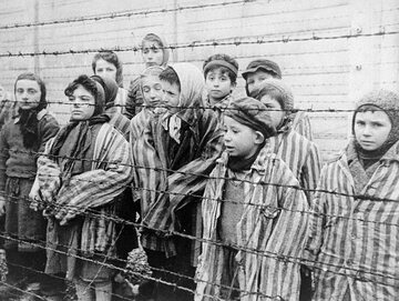 Dzieci Oświęcimia, kadr z filmu nagranego po wyzwoleniu Auschwitz przez ekipę filmową radzieckiej armii