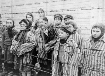 Dzieci Oświęcimia, kadr z filmu nagranego po wyzwoleniu Auschwitz przez ekipę filmową radzieckiej armii