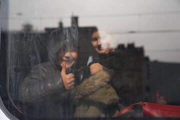 Dzieci w autokarze stojącym przy polsko-ukraińskiej granicy