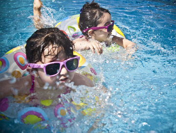 Dzieci w basenie, zdjęcie ilustracyjne