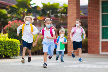 Dzieci w drodze do szkoły, zdjęcie ilustracyjne