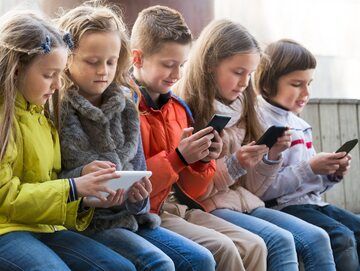 Dzieci z urządzeniami mobilnymi