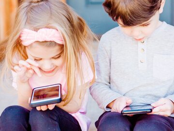 Dzieci ze smartfonami.
