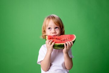 Dziecko jedzące arbuza