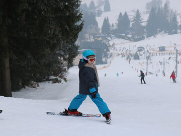 Dziecko jeżdżące na nartach