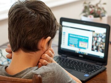 Dziecko przed komputerem, zdjęcie ilustracyjne