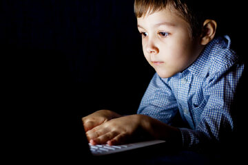 Dziecko przed komputerem, zdjęcie ilustracyjne