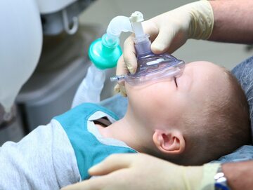 Dziecko przygotowywane do zabiegu w narkozie – zdjęcie ilustracyjne