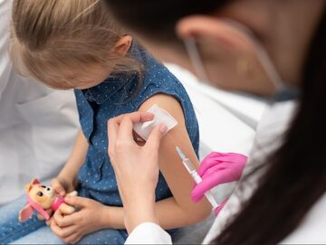 Dziecko przyjmuje szczepionkę