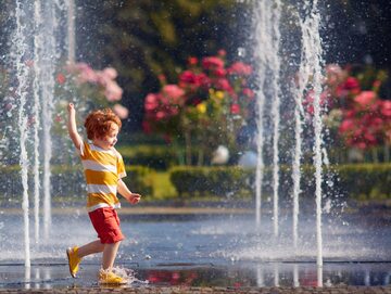 Dziecko w fontannie.