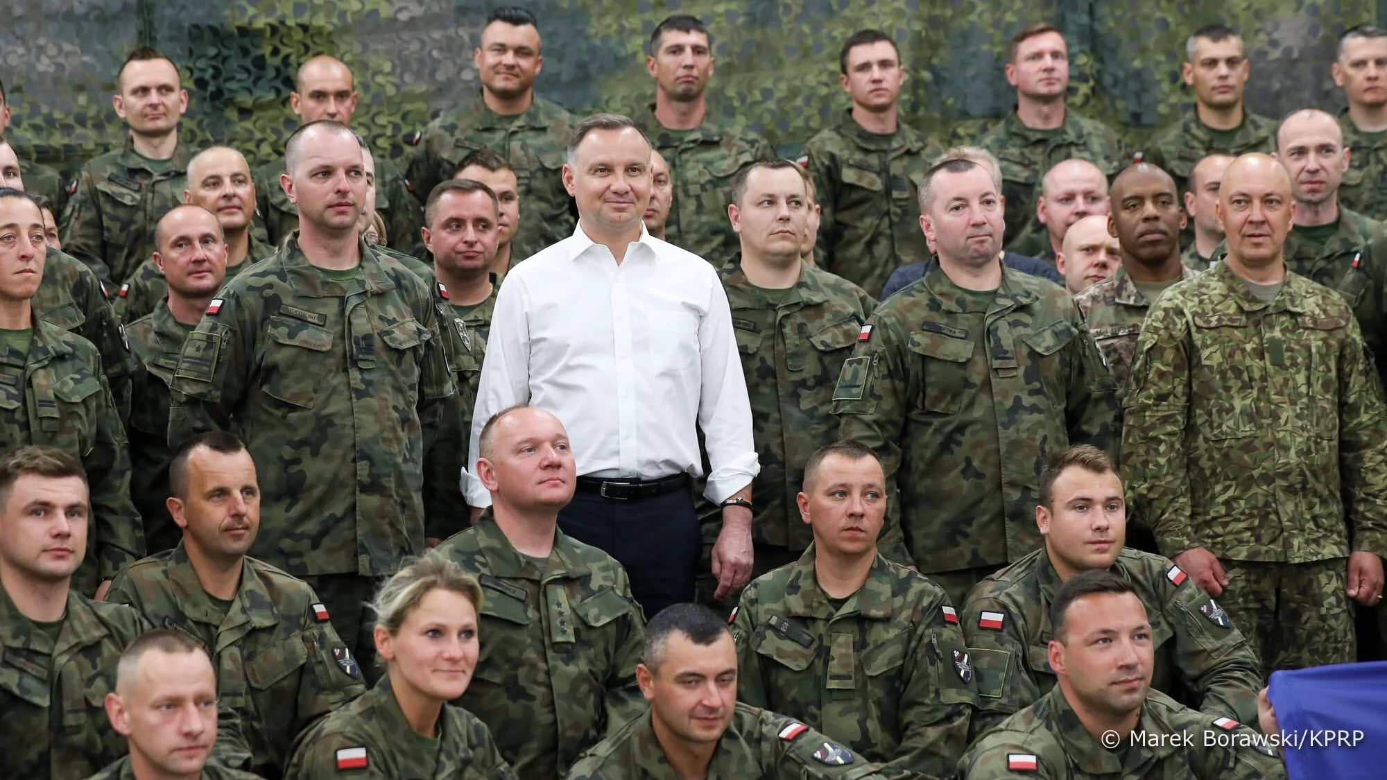 Prezydent Andrzej Duda w otoczeniu polskich żołnierzy, pełniących służbę na Łotwie.