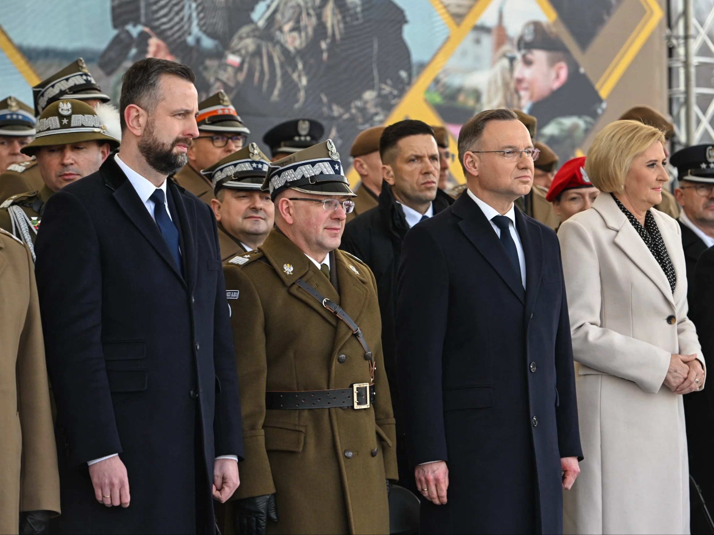 Szef MON Władysław Kosiniak-Kamysz, szef Sztabu Generalnego WP gen. Wiesław Kukuła i prezydent Andrzej Duda z małżonką