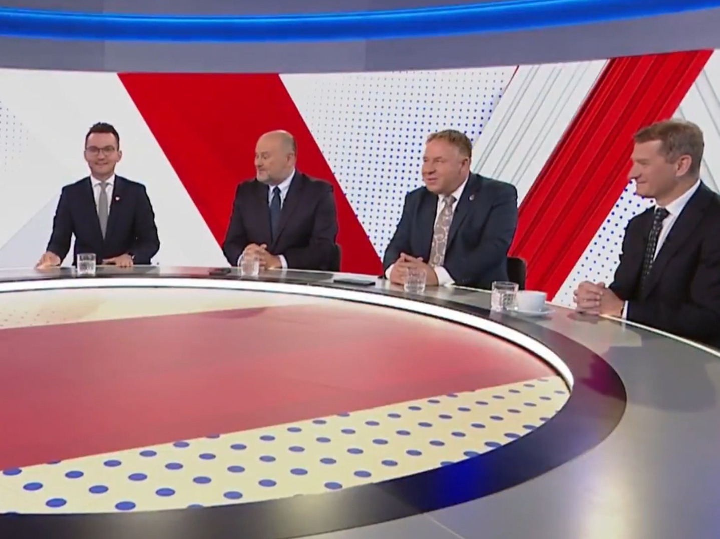 Dziennikarka zagięła swoich gości. Tak posłowie zareagowali na proste pytanie