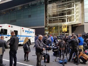 Dziennikarze przed siedzibą CNN, gdzie wysłano jedną z paczek