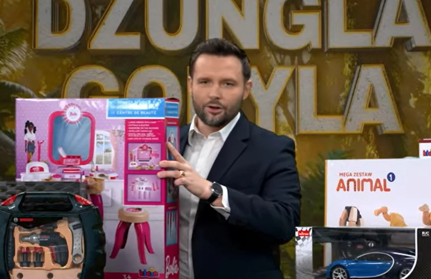 Karol Gnat z Telewizji Republika w programie „Dżungla goryla”