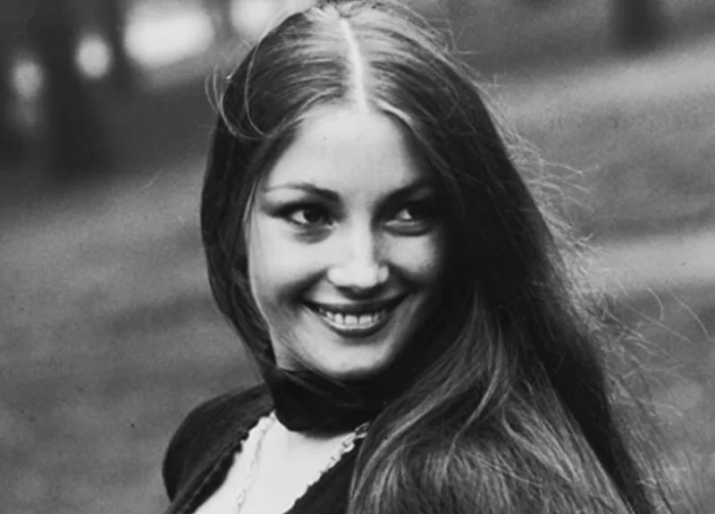 Jane Seymour w filmie „Żyj i pozwól umrzeć” (1973)