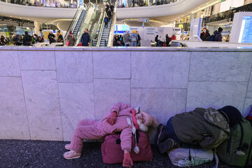 Dziewczynka z Ukrainy śpiąca na Dworcu Centralnym w Warszawie
