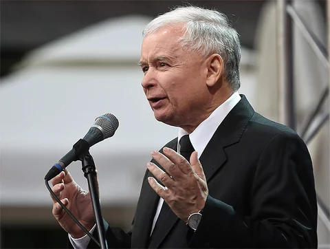 Jarosław Kaczyński przzemawia do uczestników marszu (fot. PAP/Rafał Guz)