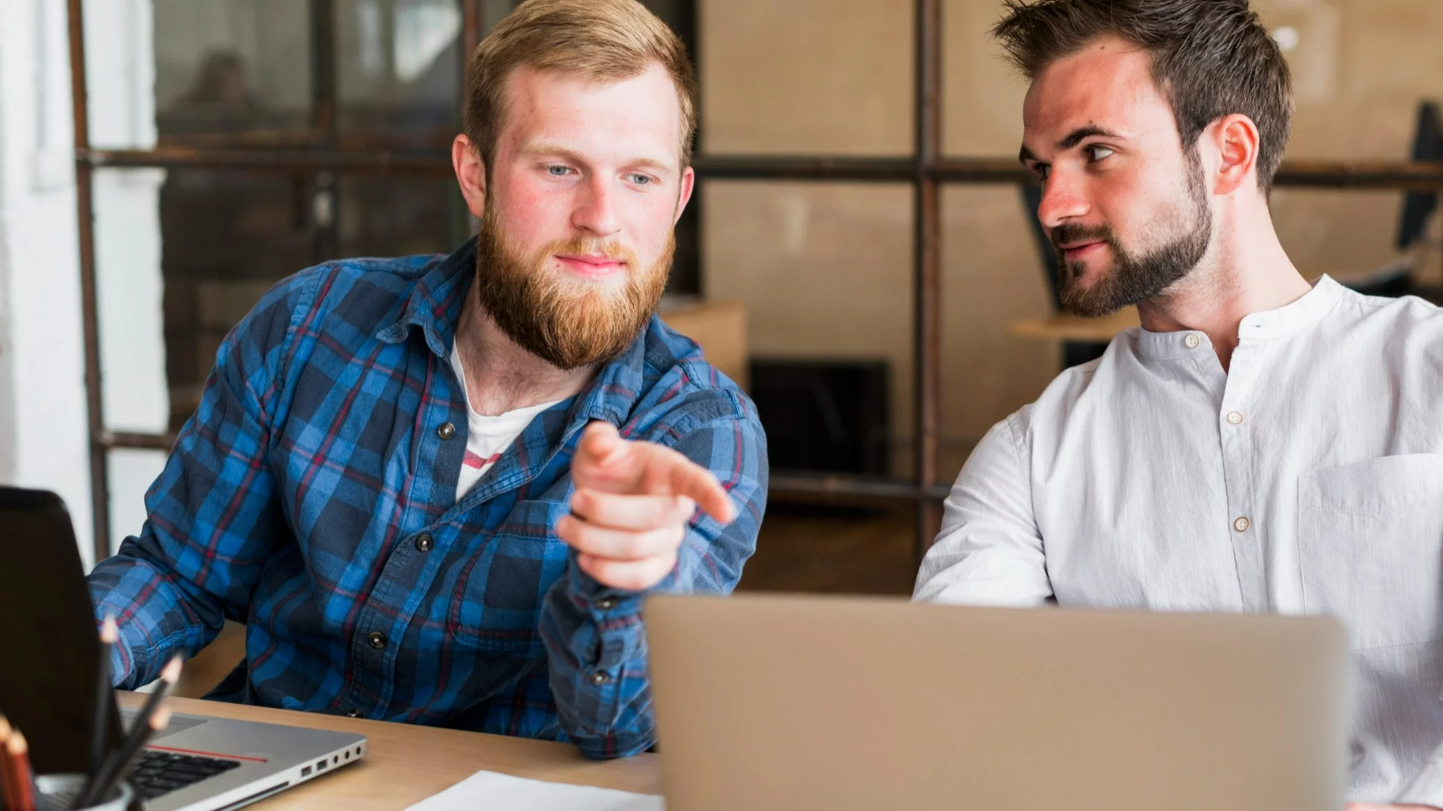 Mężczyźni w biurze