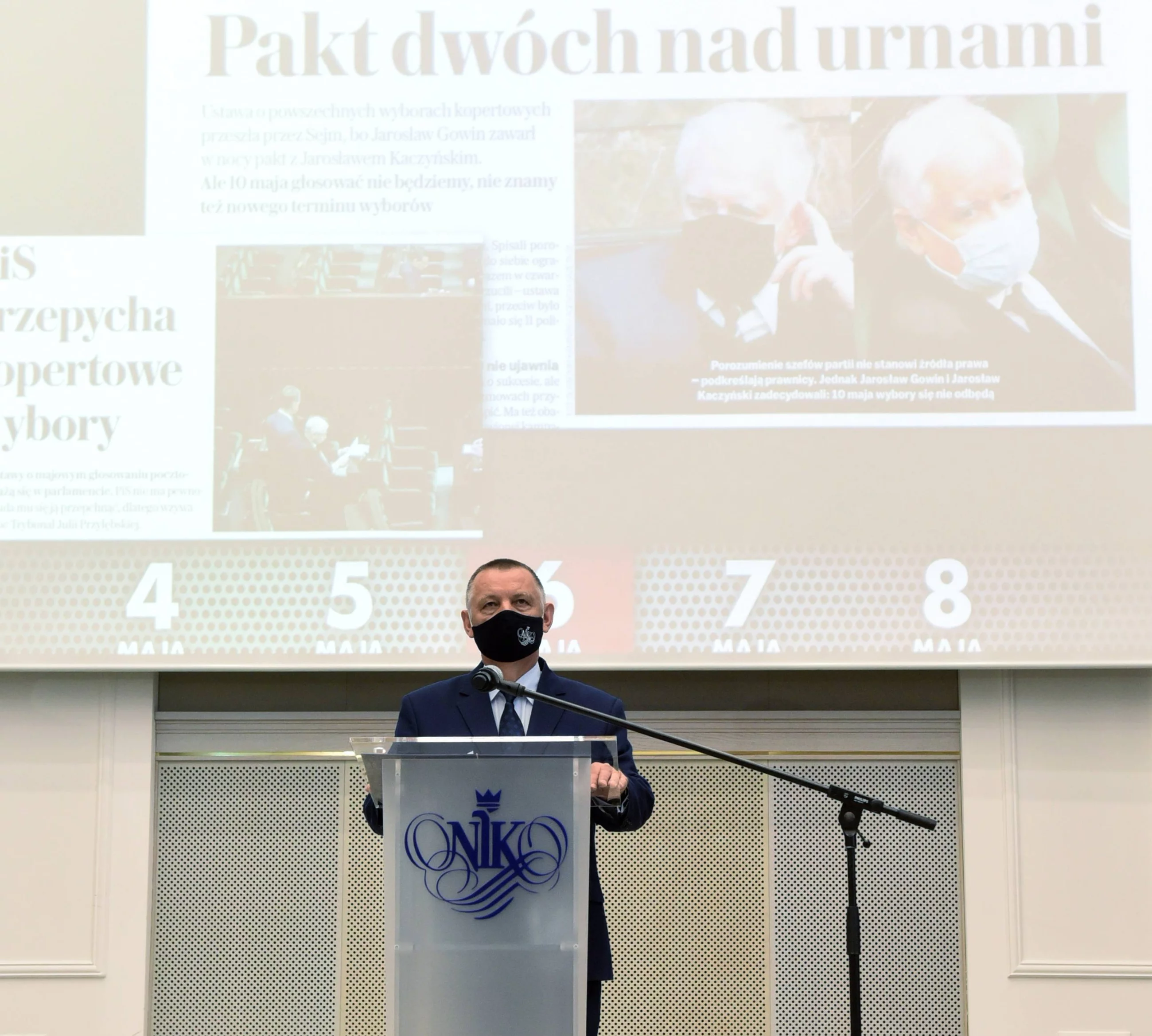 Prezes NIK Marian Banaś podczas konferencji