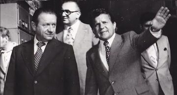 Edward Babiuch (po lewej) i dyrektor Sanockiej Fabryki Autobusów „Autosan” przed 1980 rokiem