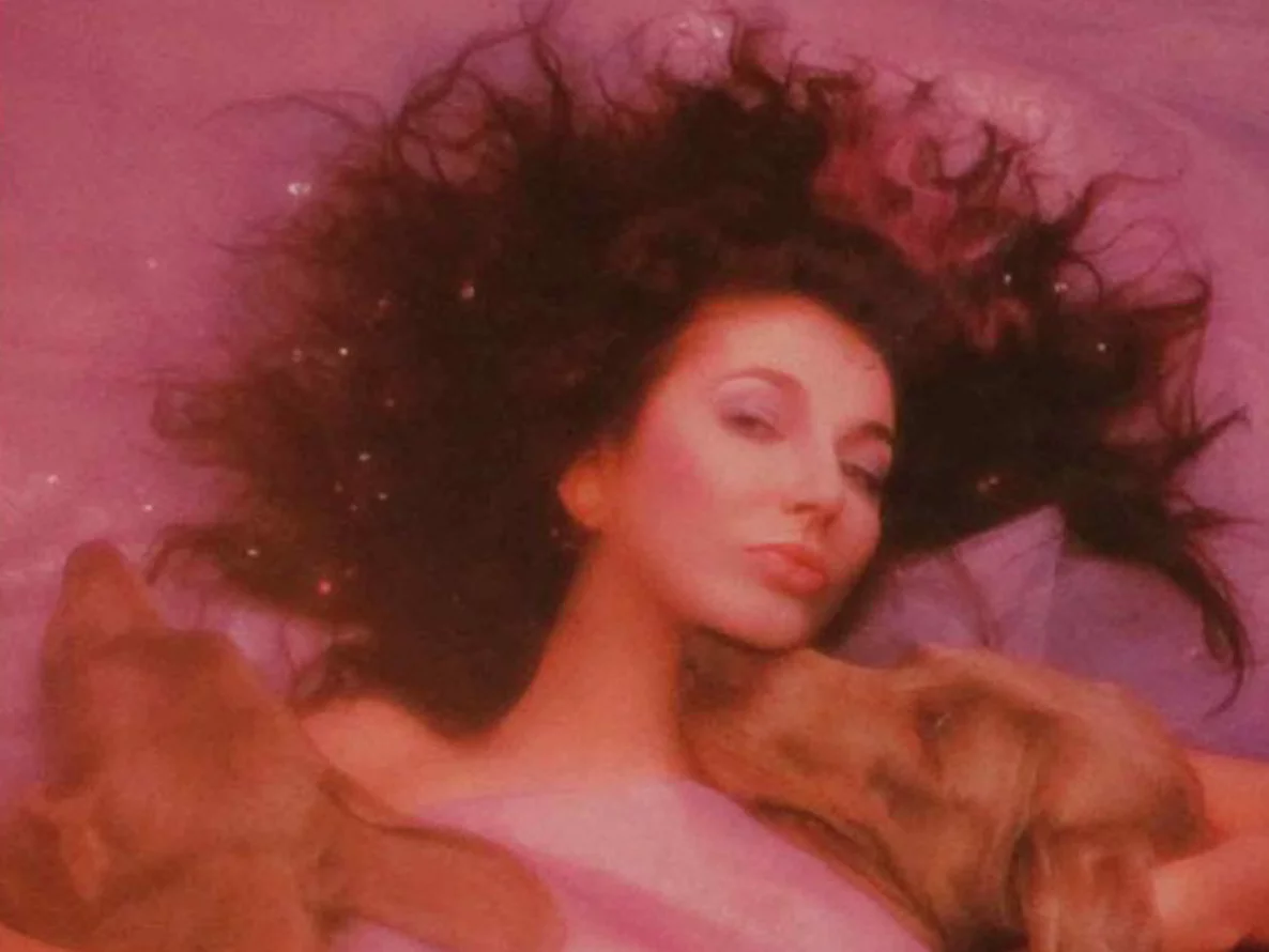 Kate Bush na okładce płyty „Hounds of Love”