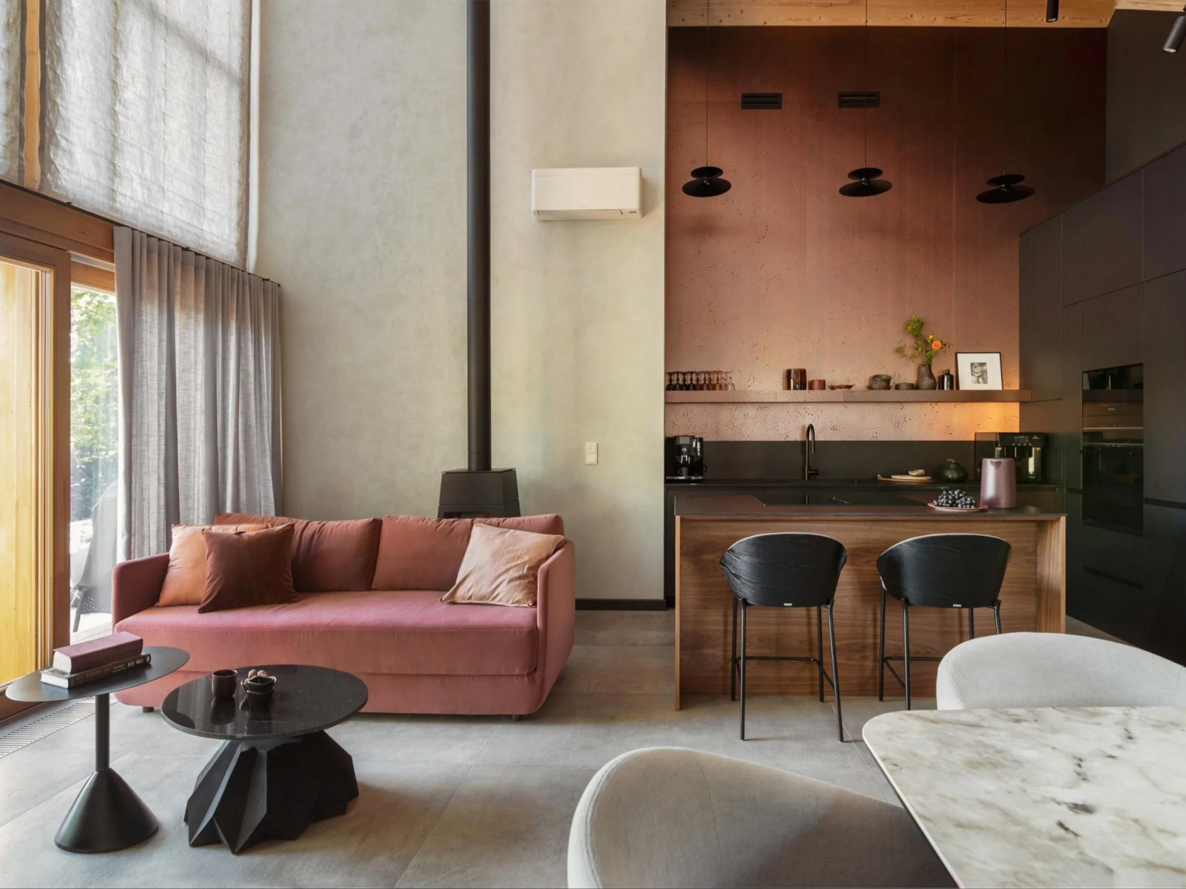 Eklektyczne wnętrze domu na Mazurach łączy klasykę, modern organic i subtelne akcenty industrialne, tworząc harmonijną przestrzeń sprzyjającą relaksowi, projekt Decoroom