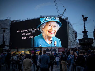 Ekran upamiętniający królową Elżbietę II w Londynie