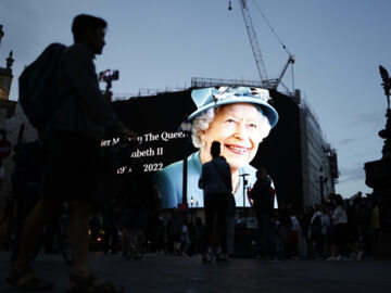 Ekran upamiętniający królową Elżbietę w Piccadilly Circus w Londynie, 8.09.2022 r.