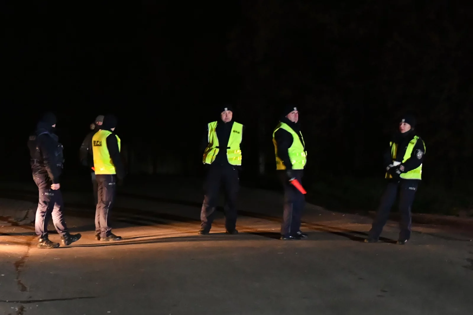 Policja na terenie Przewodowa po wybuchu rakiety