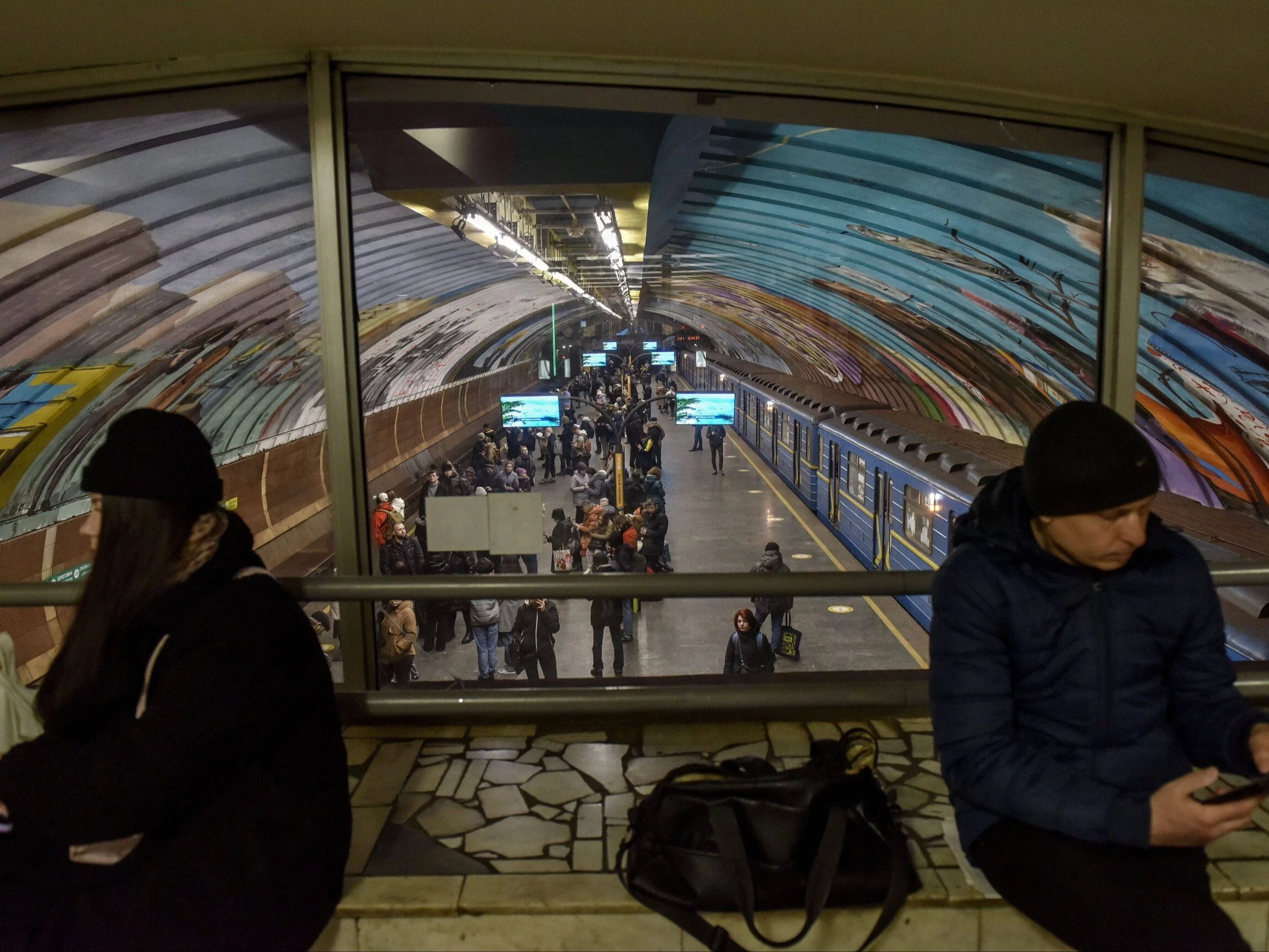 Mieszkańcy Kijowa w metrze podczas alarmu lotniczego, 9 marca