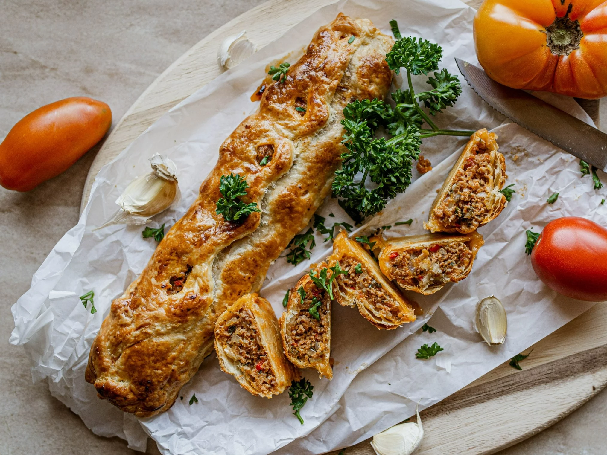 Paszteciki z ciasta francuskiego z mięsem