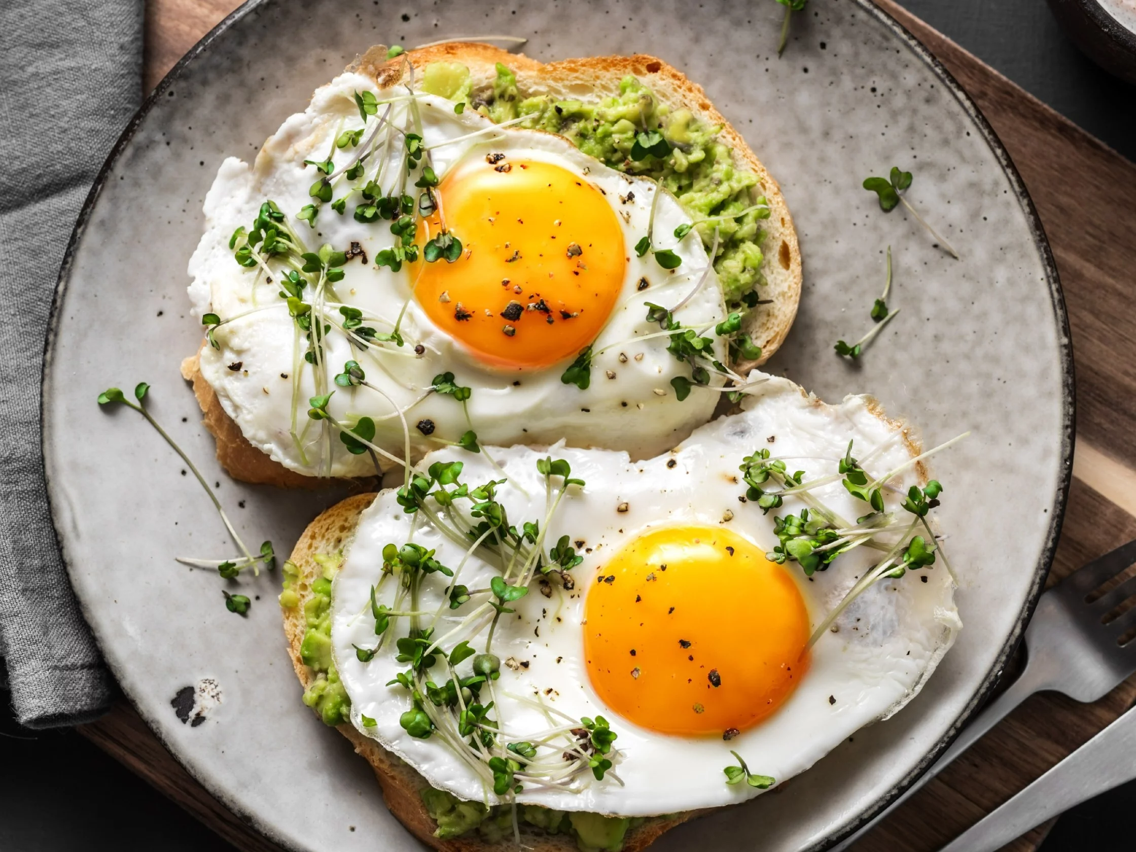 Jajka na kromkach pieczywa
