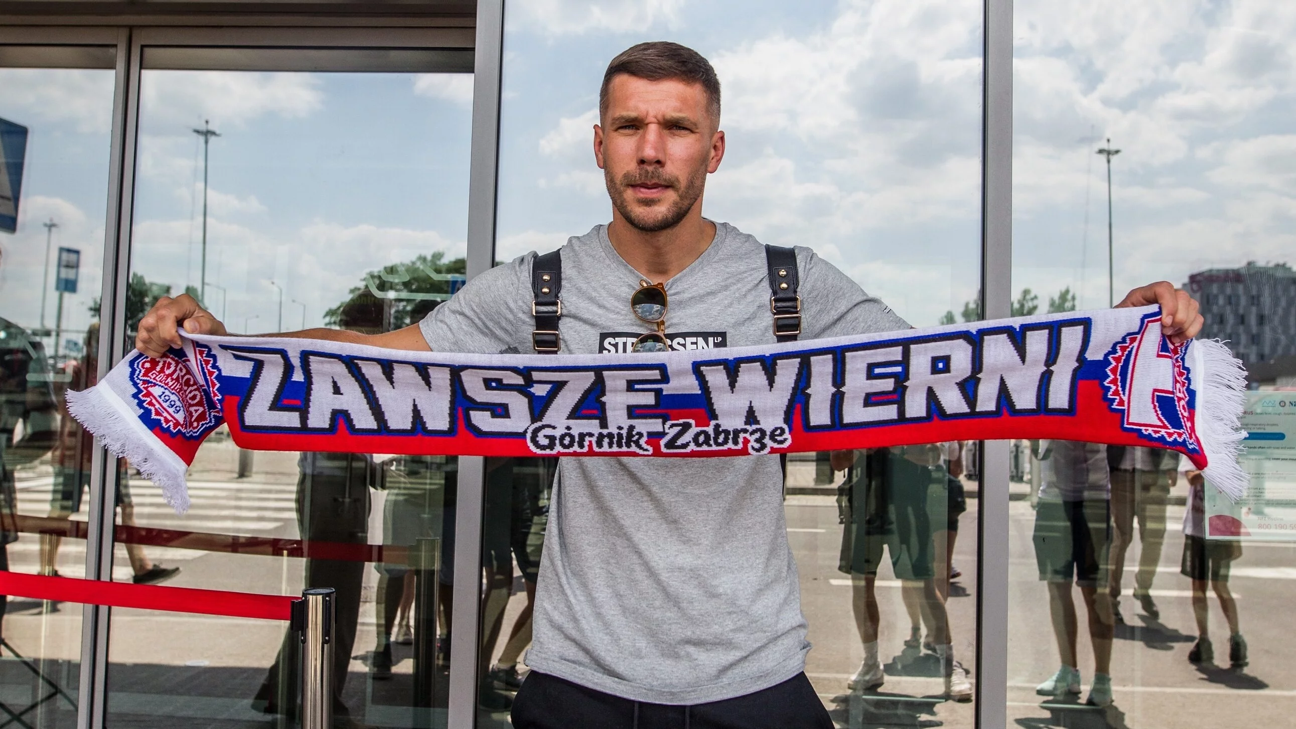 Lukas Podolski z szalikiem Górnika Zabrze