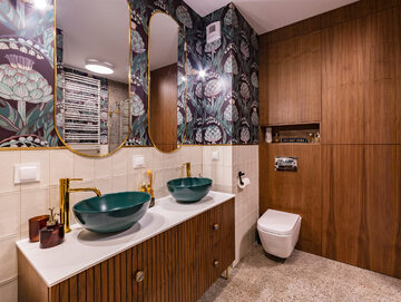 Elegancka łazienka wykończona tapetą i fornirowanym drewnem, projekt Kamiko  Studio