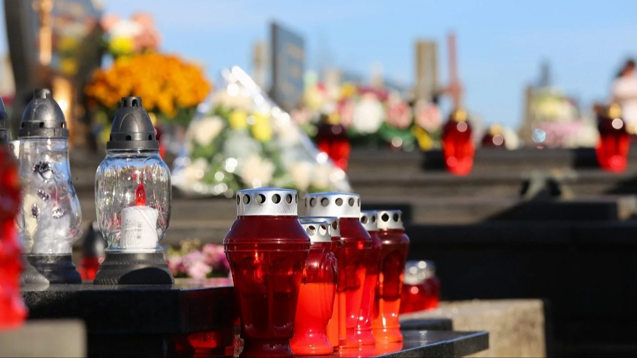 Polacy uwielbiają te znicze, a są ogromnym zagrożeniem. „Wycofać ze sprzedaży”