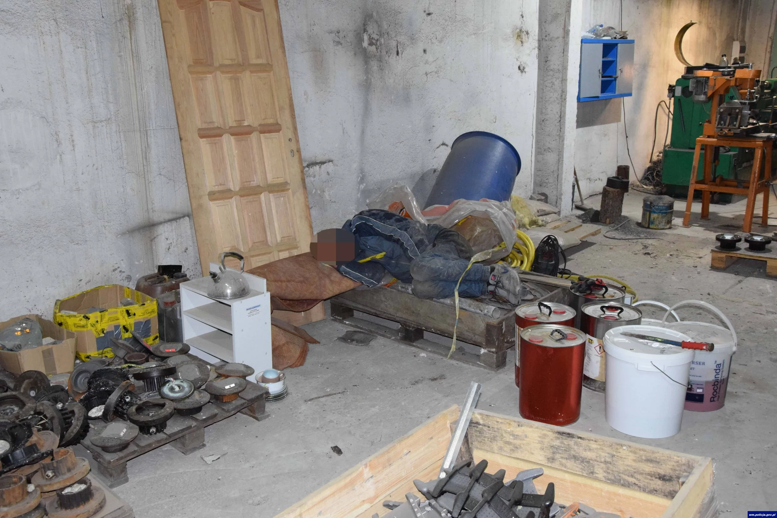 Mężczyzna, który zasnął po wypiciu butelki alkoholu