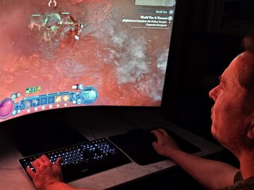 Elon Musk grający w Diablo 4