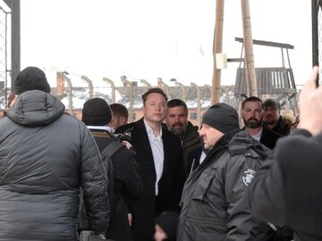 Elon Musk podczas wizyty w Auschwitz II-Birkenau