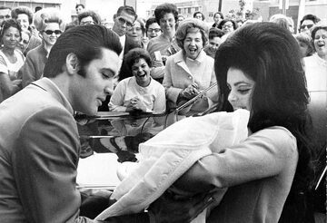 Elvis i Priscilla z nowonarodzoną Lisą Marie, luty 1968 roku