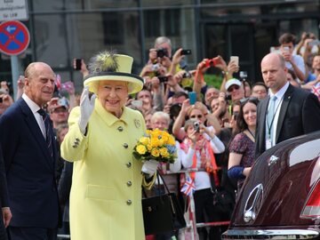 Elżbieta II z mężem Filipem w Berlinie w 2015 roku