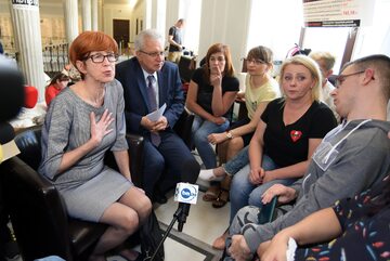 Elżbieta Rafalska rozmawia z rodzicami osób niepełnosprawnych w Sejmie