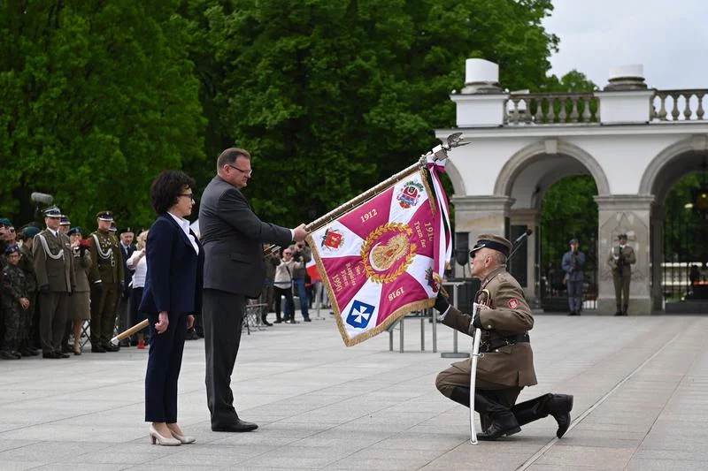 Elżbieta Witek na ceremonii wręczenia sztandaru. „Patriotyzm wcielacie w czyn”