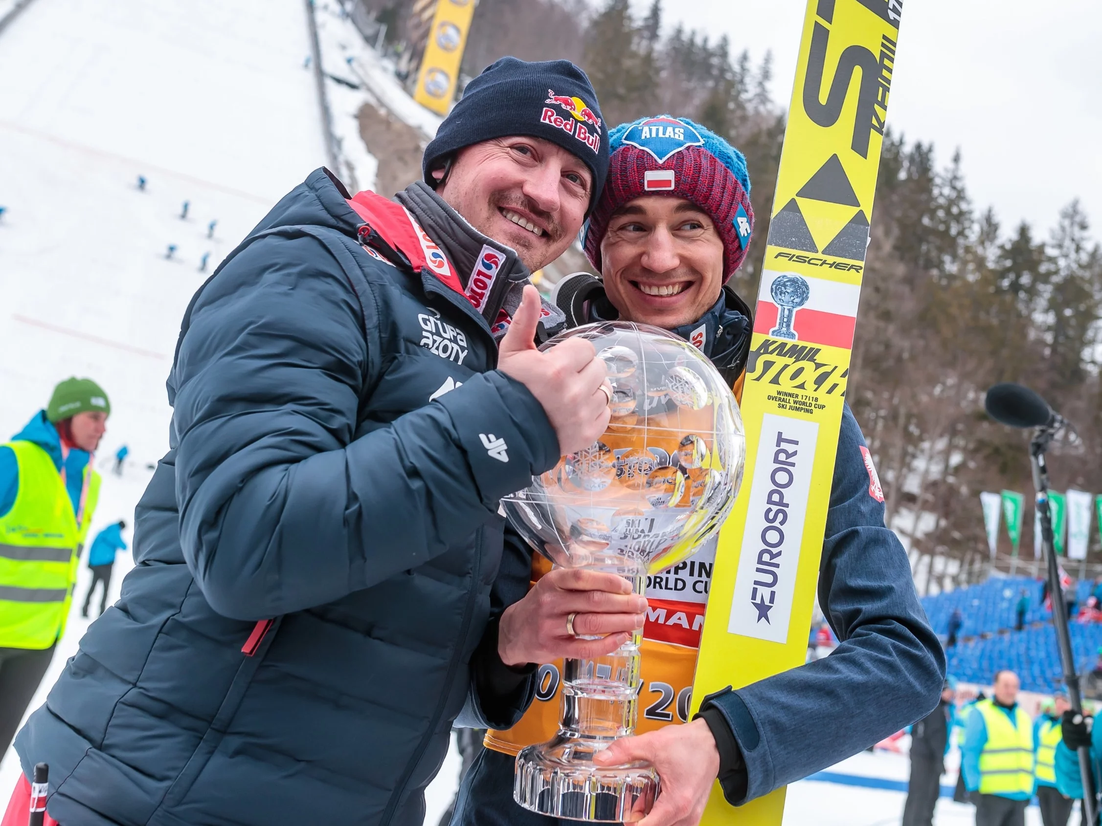 Adam Małysz i Kamil Stoch po zdobyciu Kryształowej Kuli tego drugiego w 2018 roku