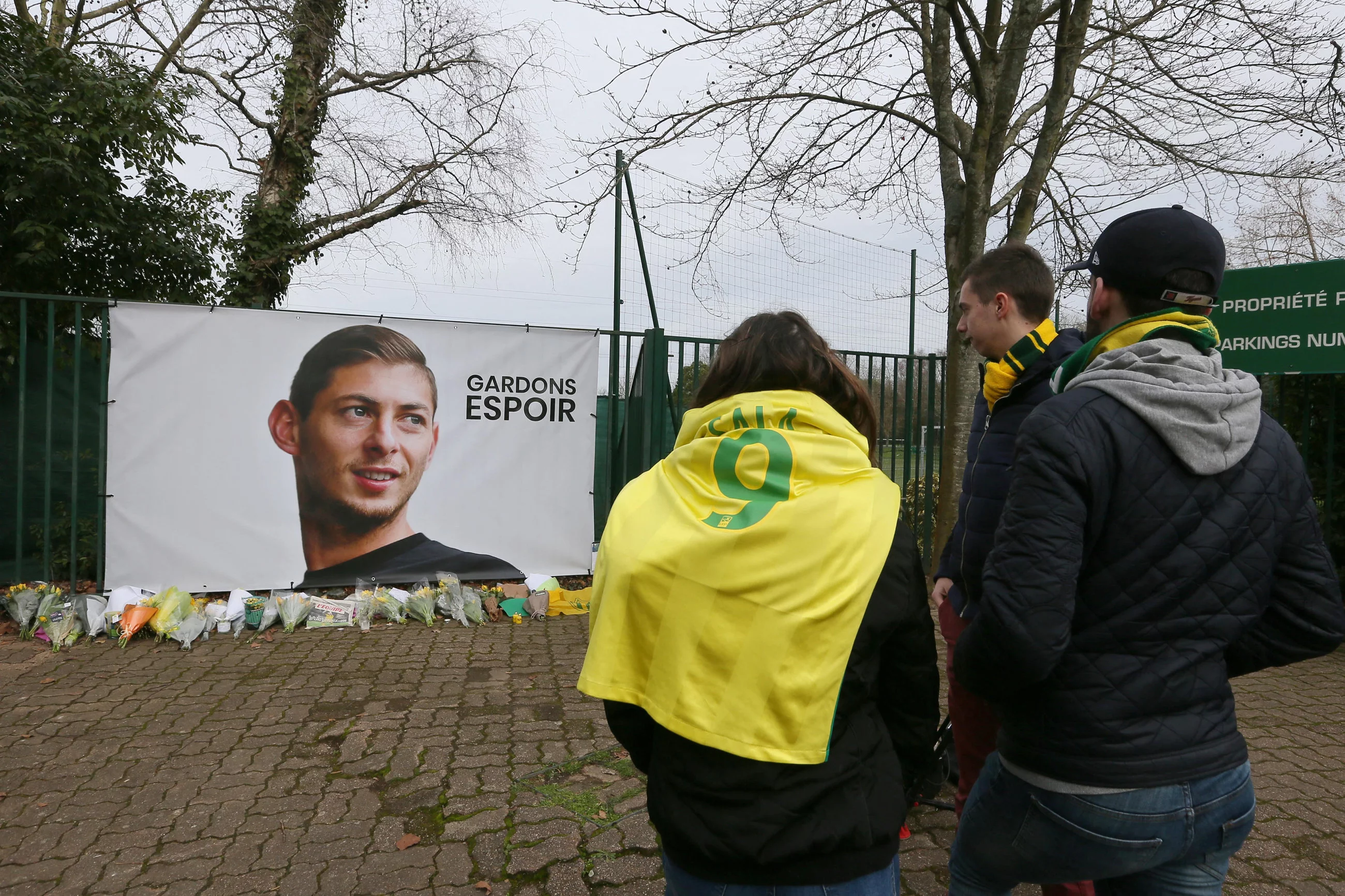 Kibice cały czas przynoszą kwiaty i znicze pod stadion Cardiff