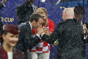 Emmanuel Macron całuje Puchar Świata FIFA