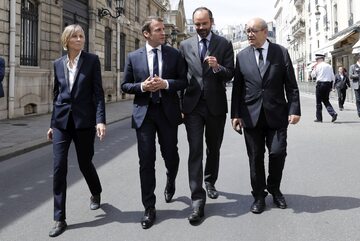 Emmanuel Macron i Edouard Philippe w otoczeniu ministrów