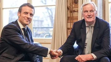 Emmanuel Macron i Michel Barnier