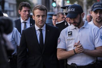 Emmanuel Macron na spotkaniu z funkcjonariuszami policji