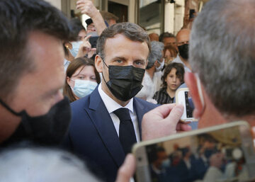 Emmanuel Macron podczas spotkania z wyborcami, zdj. ilustracyjne